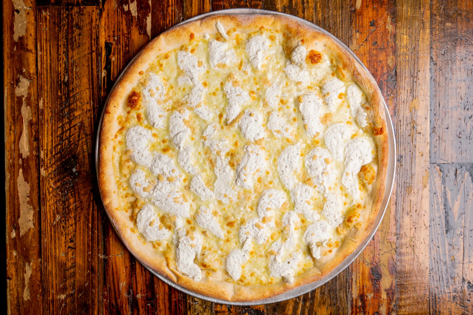 Queens White Pizza at Tony's N.Y. Pizza in Fort Myers